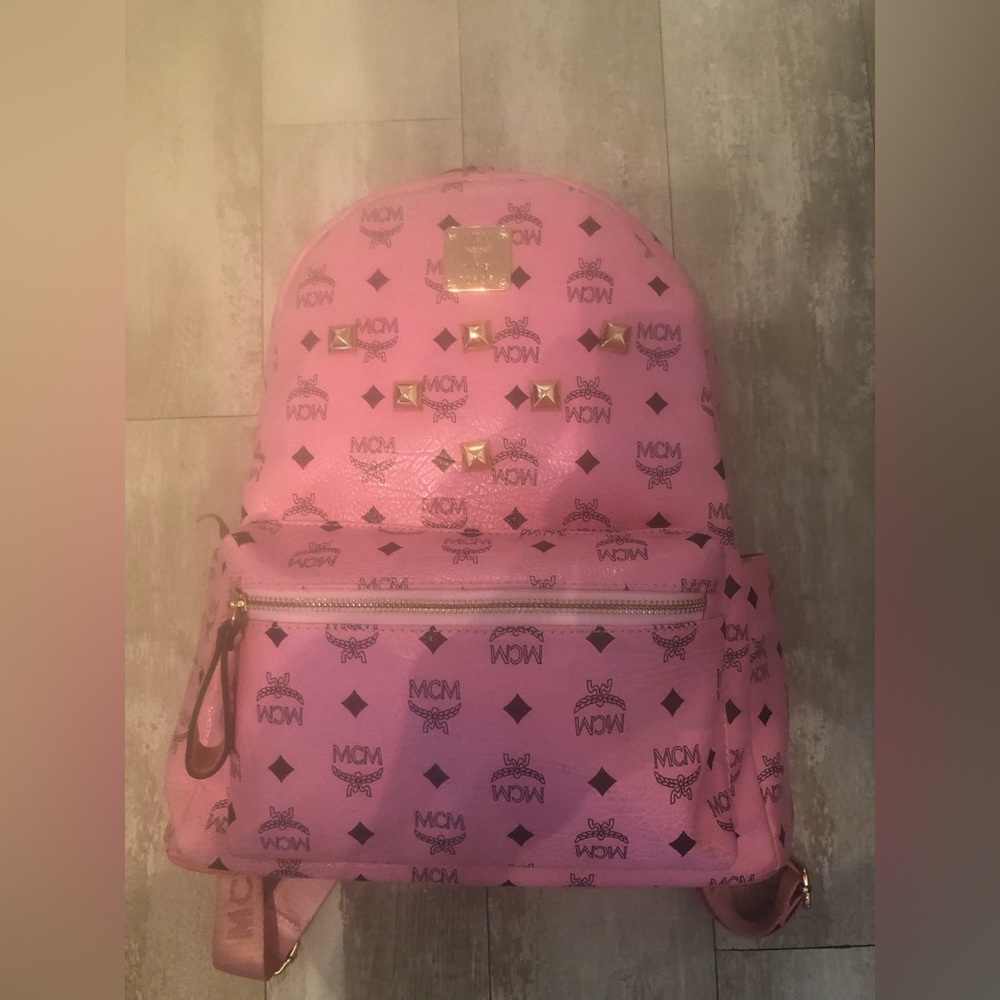 back pack large size in guc make sure to look at pics thats your responsibility